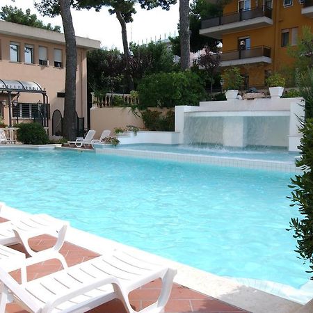 Hotel Milano Helvetia Riccione Esterno foto