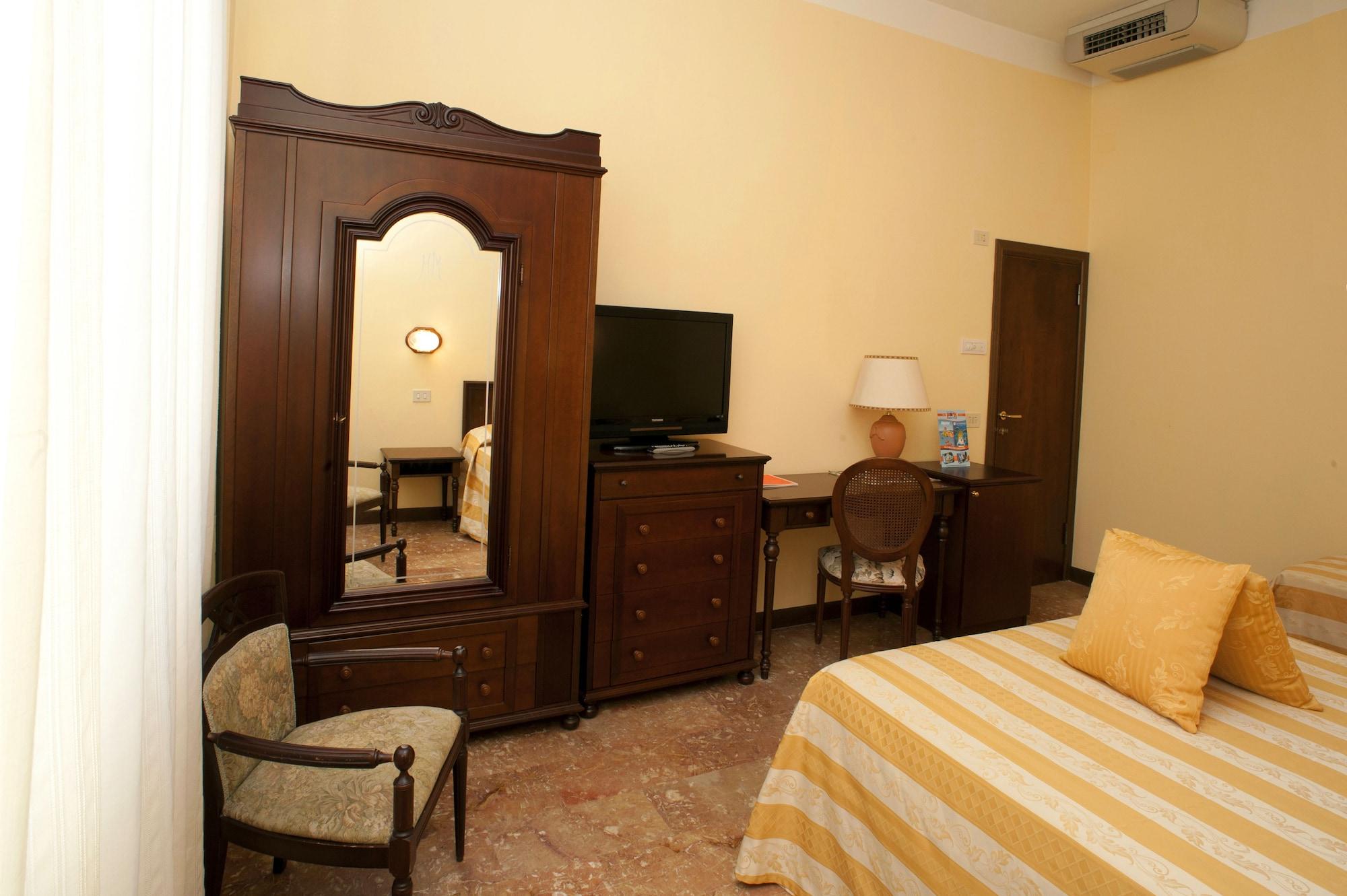 Hotel Milano Helvetia Riccione Esterno foto
