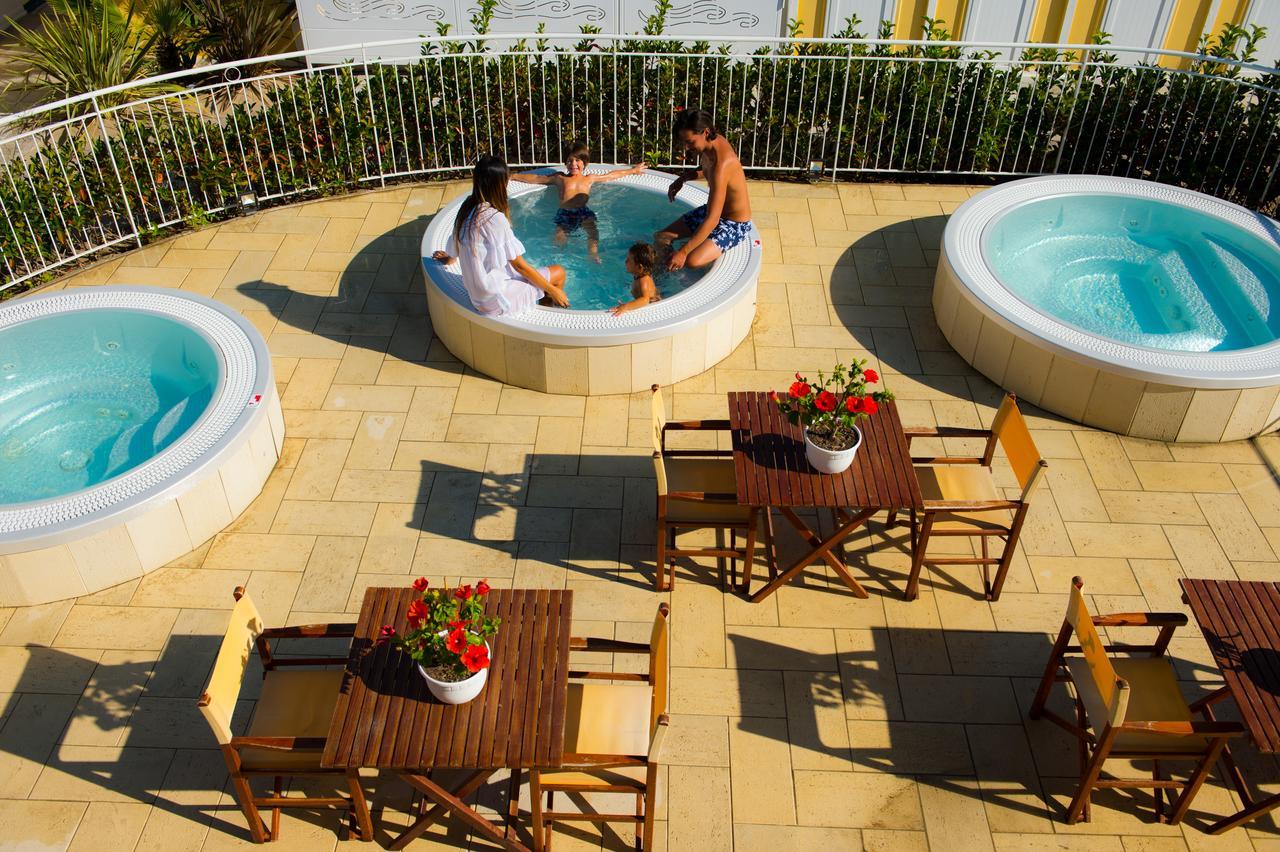 Hotel Milano Helvetia Riccione Esterno foto