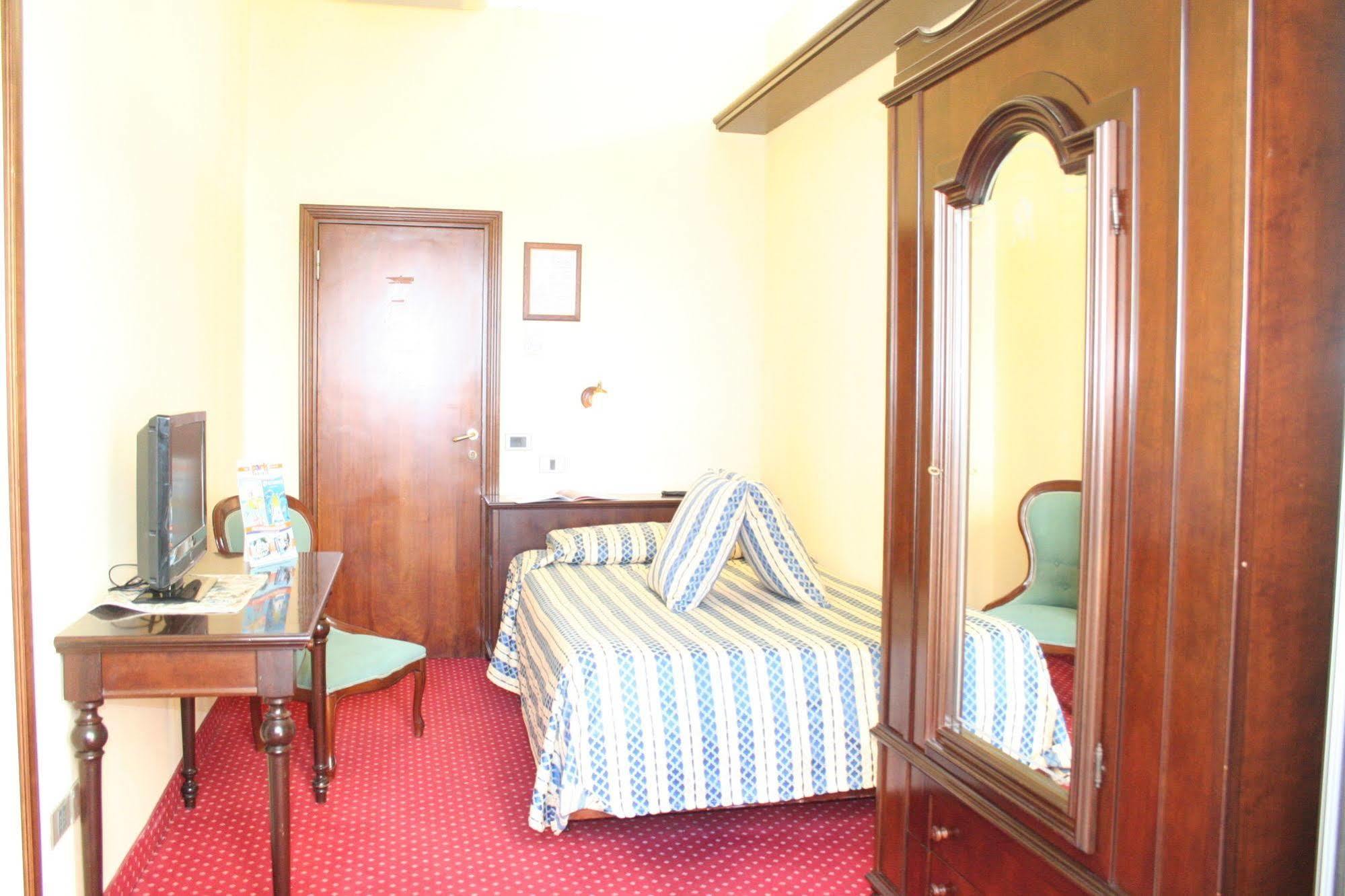 Hotel Milano Helvetia Riccione Esterno foto