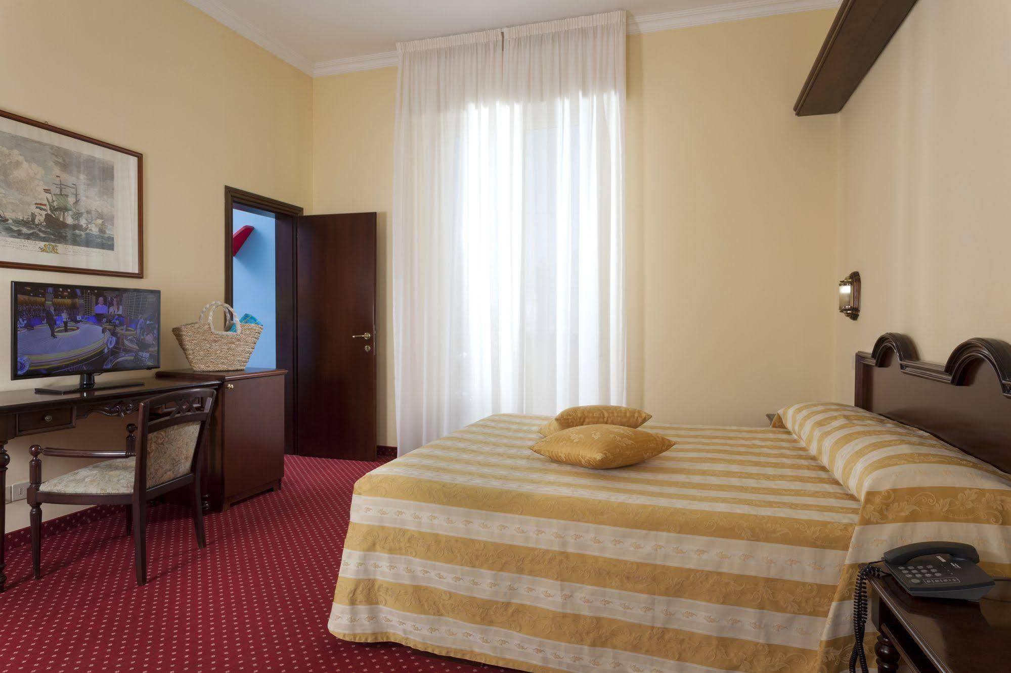 Hotel Milano Helvetia Riccione Esterno foto