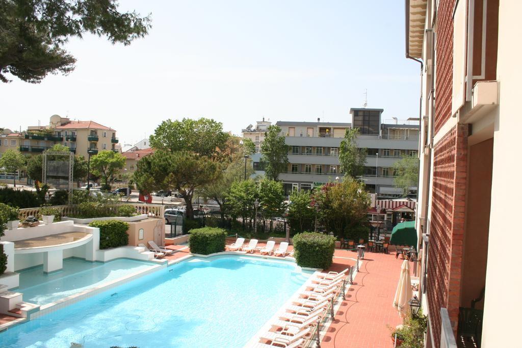 Hotel Milano Helvetia Riccione Esterno foto