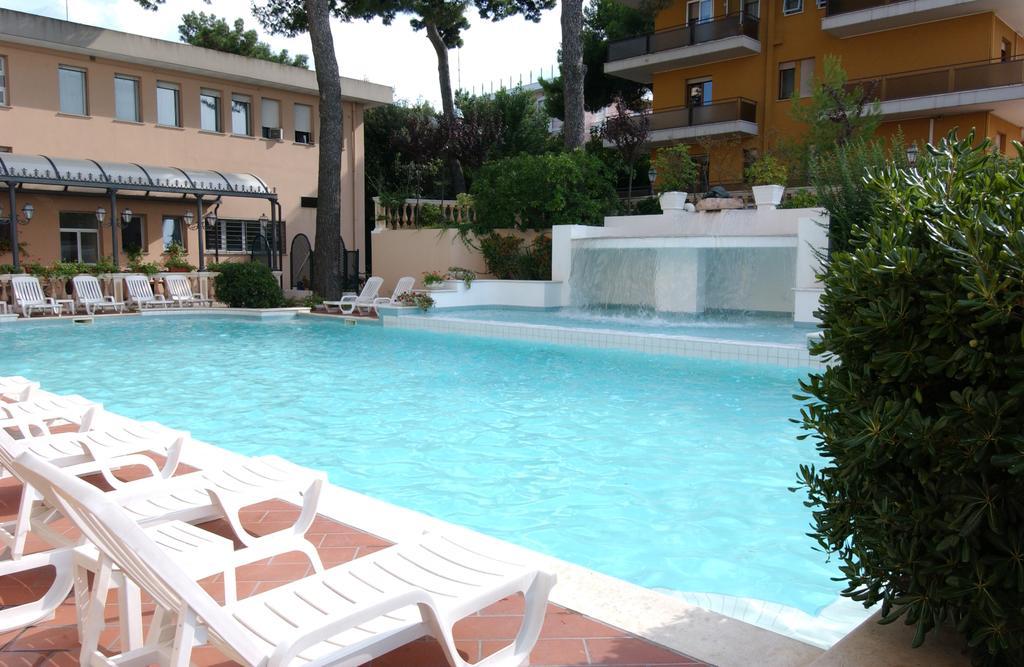 Hotel Milano Helvetia Riccione Esterno foto